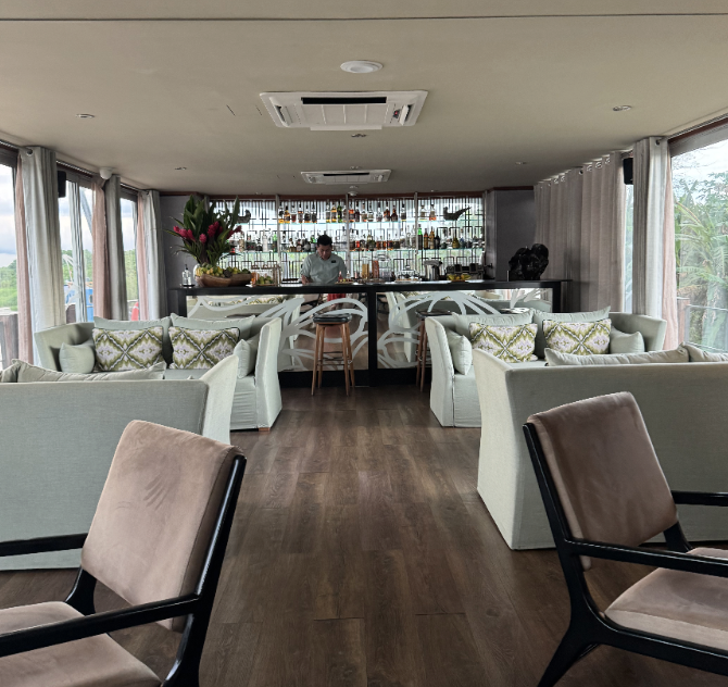 luxury amazon river cruise dining