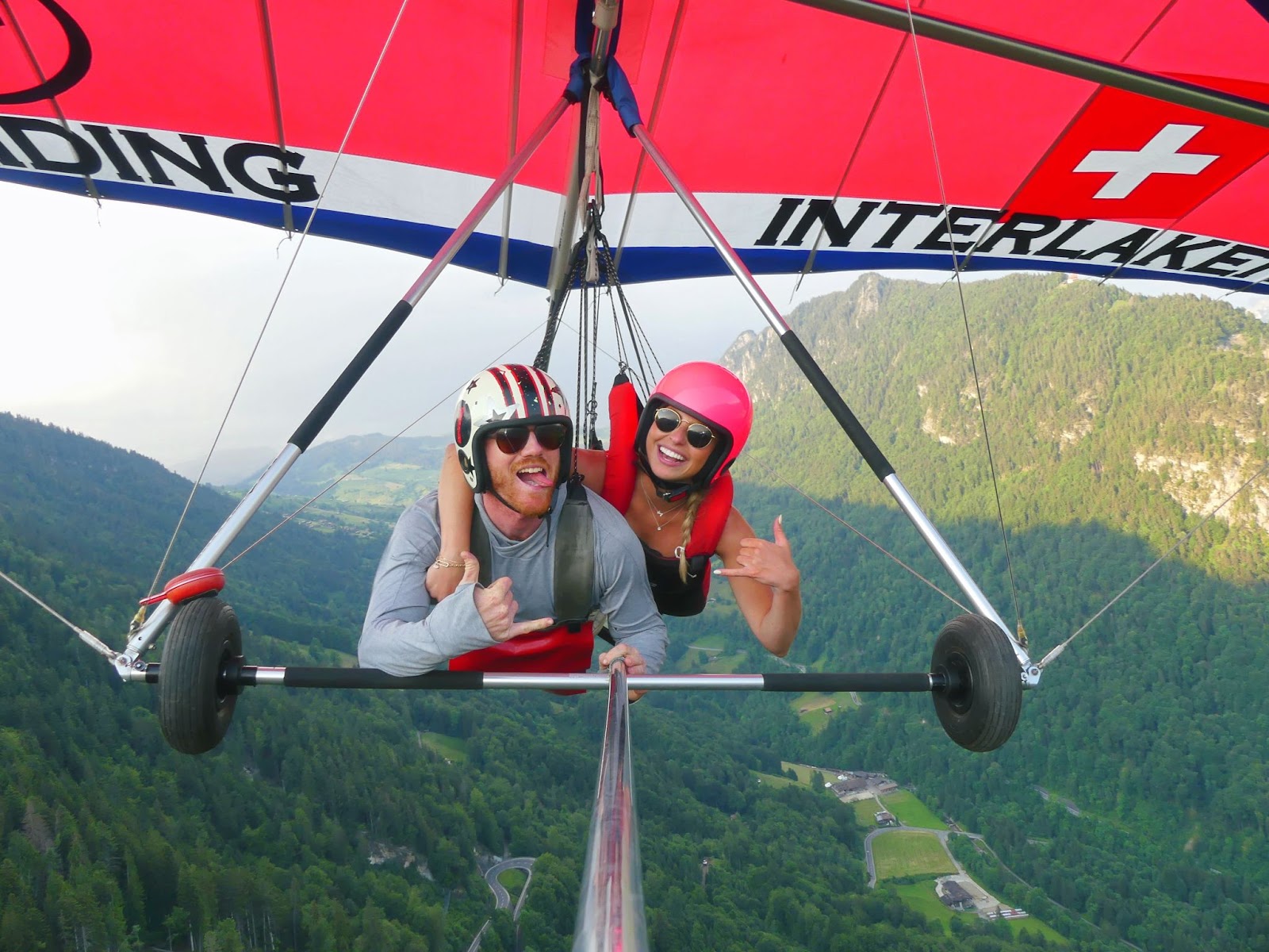 hangliding over lake brienz and lake thun